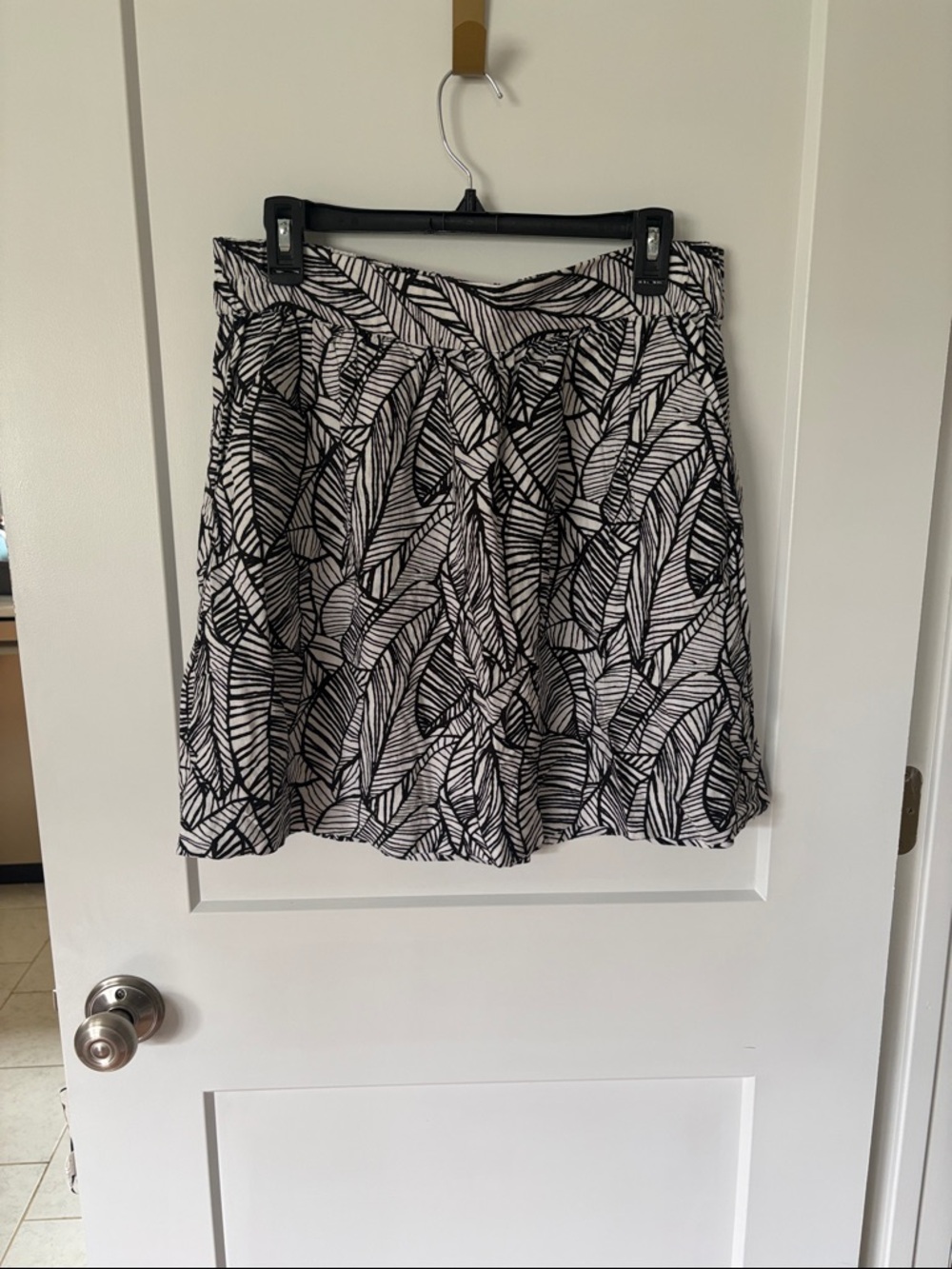 LOFT Black and White Leaf-Print A-Line Skirt